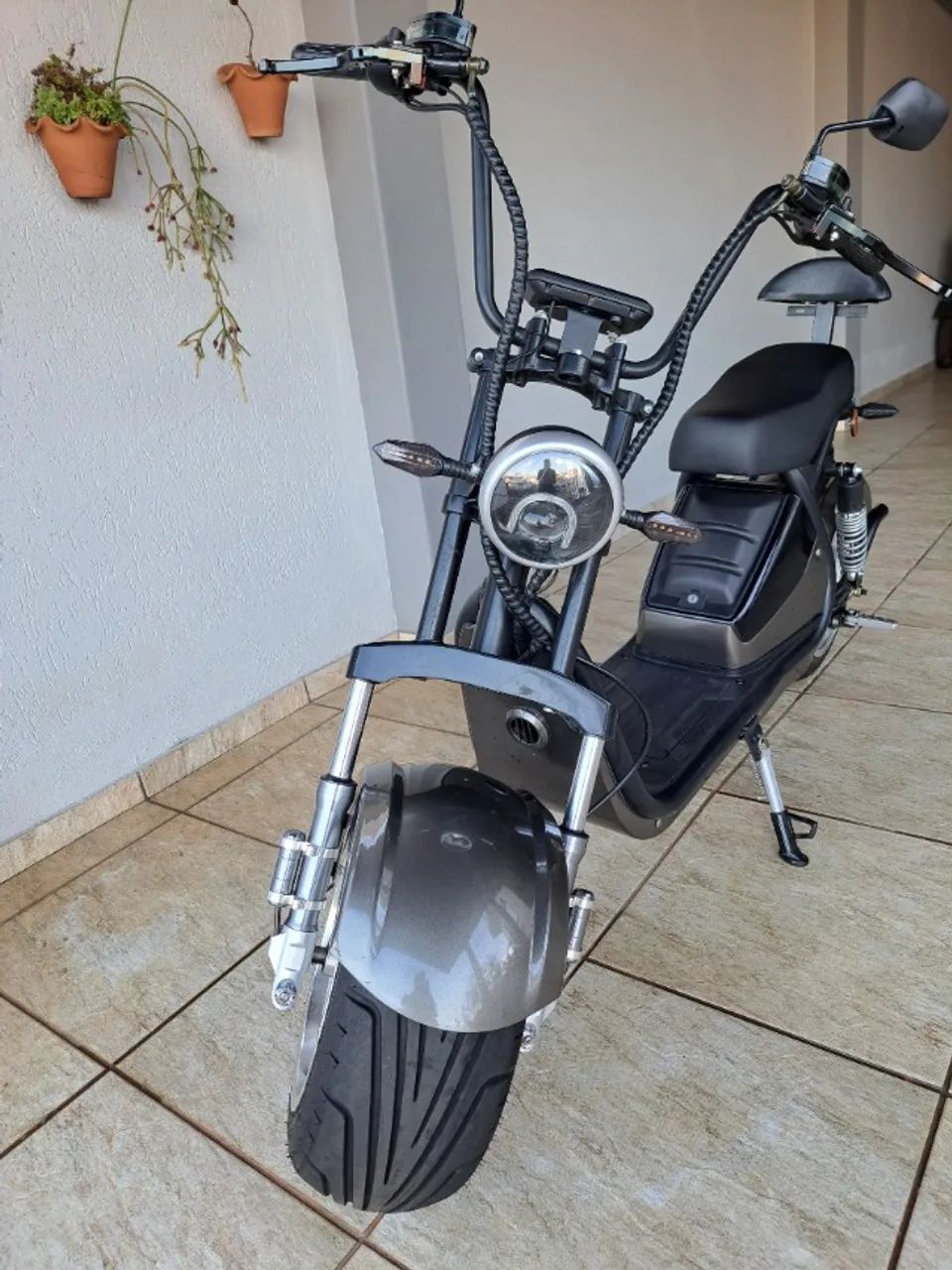 Scooter elétrica laranja em uso